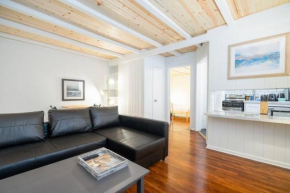 Modern Montrose Flat w/Parking, Coffee and Netflix